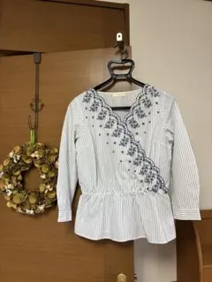 anysis ストライプ柄 刺繍入り 長袖ブラウス ペプラムシルエットのサムネイル