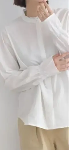 新品　フリル襟付きホワイトシャツ