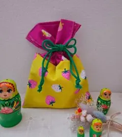 リバーシブルのレトロ苺×赤地に白のドット柄のミニ巾着