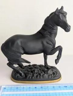 フランクリンミント製　ブラックサルト磁器の馬の小像のサムネイル