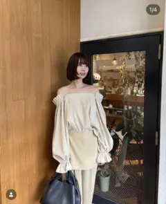 acka. オフショルダー ブラウスのサムネイル