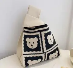 クマ模様のハンドニットバッグ