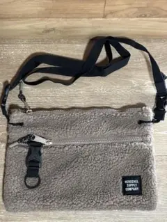 ハーシェルサプライ　サコッシュ　新品　ベージュ　モコモコ　ポシェット