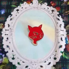 赤い猫デザインのブローチ