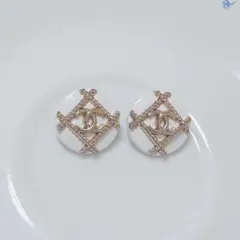 CHANEL スクエア型ピアス ホワイト・ゴールド - メルカリ