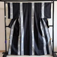 ■E5864■美品■正絹■黒　縦縞に花柄　紬　袷　着物■丈162.5　裄66