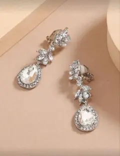クリスタル装飾のドロップイヤリング