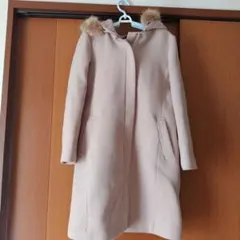 フード付きベージュロングコート