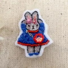 ビーズ　刺繍ブローチ　ハンドメイド　お花の冠のうさぎさん