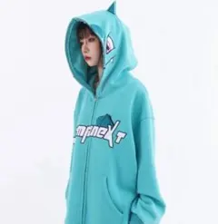 A’GEM/9 × .kom JUMPNEXT フシギダネフルジップパーカー