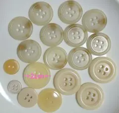 ベージュ系色々18個 (ボタン類2個目から100円)