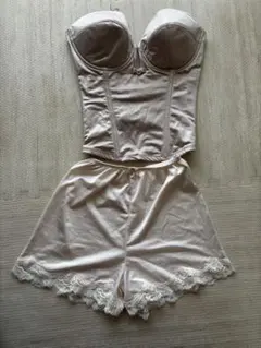 ベージュ サテン コルセットとショートパンツ