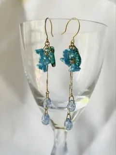 チェコビーズ　花と雫の揺れるゴールドピアス