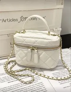 ホワイトキルティングショルダーバッグ