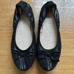ブラックリボン付きバレエシューズ