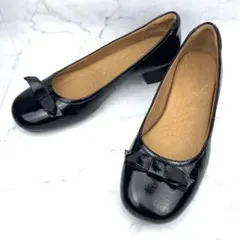 【美品】Clarks Indigo エナメル リボン パンプス 黒 24のサムネイル
