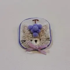 ねことぶどう　刺繍ブローチ