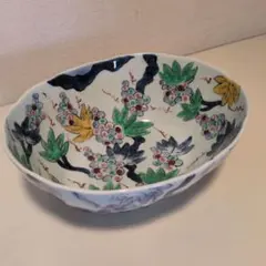 色とりどりの花と果実の模様のボウル