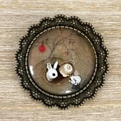 小さな天使のブローチ　白うさぎにあいさつする天使　一点限り　他二点
