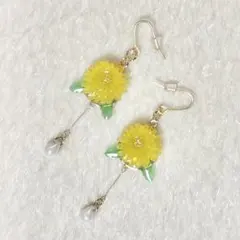 春のたんぽぽ揺れるピアス