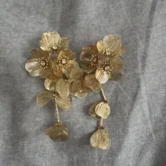 ピアス　ゴールド　大ぶり　フラワー　揺れる　結婚式　パーティ　イベント　撮影