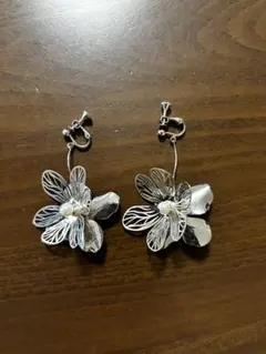 ハンドメイド シルバー花イヤリング