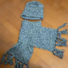 ニット帽子とマフラーのセット、グレー