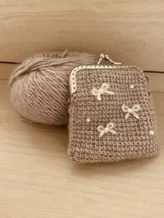ハンドメイド　編み物ポーチ　がま口　リボン　パール