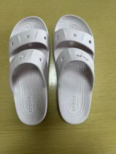 Crocs 2本ストラップ サンダル ライトピンクのサムネイル