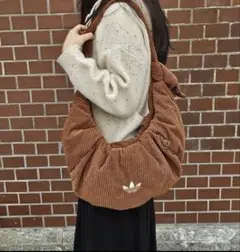 adidas コーデュロイショルダーバッグ ブラウン
