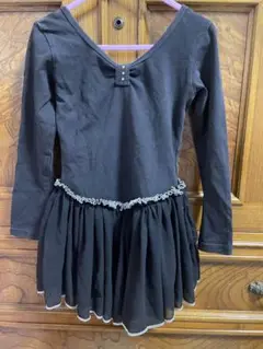 黒い長袖レオタード スカート付き