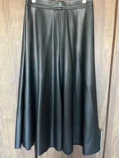 美品 BANANA REPUBLIC フェイクレザー Aラインミディスカート 黒