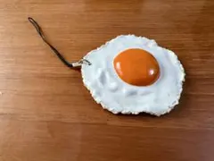 【元祖食品サンプル屋】目玉焼き　ストラップ
