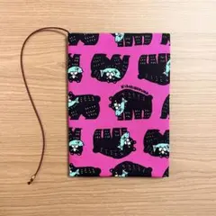 《 四六判》ブックカバー ハンドメイド 木彫りのくま ピンク