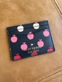 【期間限定セール】kate spade リンゴ柄 カードケース K8297