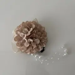 ベージュ花モチーフコサージュ　ヘアクリップ