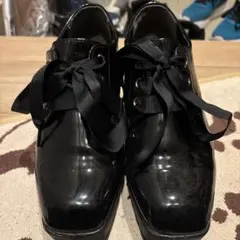 ブラック光沢リボン付き中ヒールパンプス