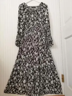 ココディールの黒と白の花柄ロングワンピース 長袖 サイズ2