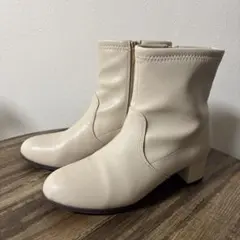 アイボリー ジッパー付きショートブーツ