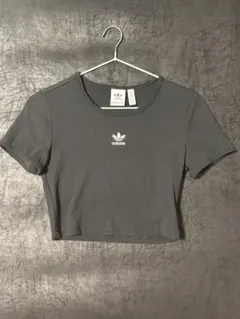 adidas ダークグレー クロップドTシャツ