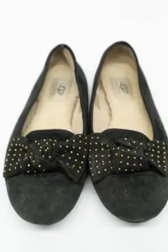 UGG リボン付き黒スエードフラットシューズ