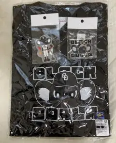 【新品未開封】ブラックドアラ アクリルキーホルダー&Tシャツ&ステッカー3セットのサムネイル