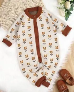 ニット　カバーオール　花柄ロンパース　ジャンプスーツ