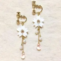 ゆらゆら揺れるつまみ細工の桜イヤリング 《ホワイト》