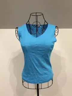 青いVネックタンクトップ