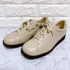 美品 アシックス ぺダラ サイドジップ スニーカー ベージュのサムネイル