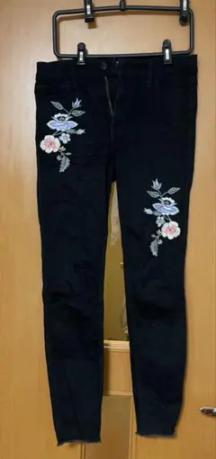 Hollister デニムパンツ　ブラック　お花の刺繍