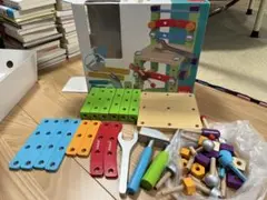 トイザらス　木製組み立てカラフルチェア　工具で組み立て　おもちゃ⭐︎知育玩具のサムネイル