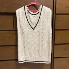 i*k様 GU ニットベスト Vネック ホワイト　sサイズ