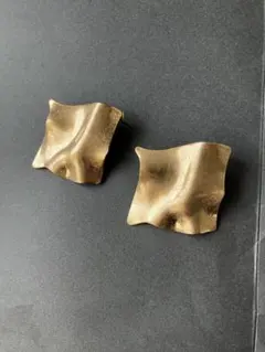 ゴールド 波状デザイン ピアス